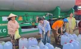 Chuyến xe nước nghĩa tình được CLB Nét bút xanh chuyển đến người dân vùng bị hạn mặn