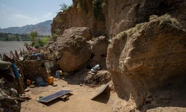 Những hang động ở Charwazgi Mulankali, nơi sinh sống của nhiều gia đình từ Tirah trong bảy năm