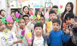 Các học sinh và giáo viên của Tiếng Việt Vui. Ảnh: NVCC