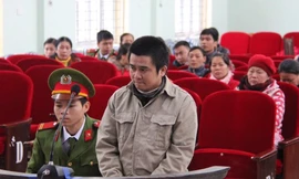 Thầy Tùng ân hận, lánh xa ánh nhìn của người thân, học trò. Ảnh: Duy Chiến 