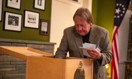 Trong ngày bầu cử tổng thống Mỹ 5/10, những lá phiếu đầu tiên được bỏ và kiểm là ở bang New Hamphire. Trong ảnh: Phiếu bầu được kiểm lúc rạng sáng 5/11 tại Balsams Grand Resort, thị trấn Dixville Notch, bang New Hampshire. Ảnh: AFP