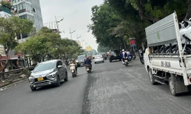 Đường Lê Duẩn lòng đường bị cào bóc, thảm nham nhở những ngày qua. Ảnh: Anh Trọng