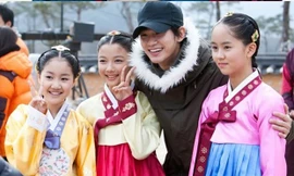 Kim Soo Hyun bị Knet đào lại những "hành động mờ ám" với các nữ diễn viên nhí