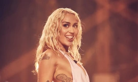 “Flowers” của Miley Cyrus đá xoáy chồng cũ Liam Hemsworth, nhắc cả Jennifer Lawrence?