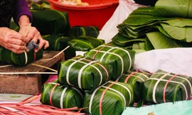 Về nhà gói bánh chưng cho bà: Đối với tôi, Tết dẫu có mệt vẫn thấy vui như trẩy hội!