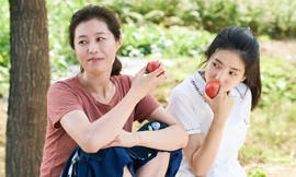 Mùa Vu Lan: Mẹ luôn yêu tôi suốt cả cuộc đời bằng những cách kỳ lạ của riêng bà