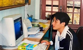 Đăng ảnh hồi tưởng “thanh xuân”, thầy giáo khiến học trò “đứng hình” vì đẹp như tài tử