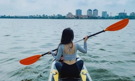 Hà Nội: Chèo thuyền SUP Hồ Tây không mới nhưng lạ, bạn đã thử chưa?