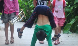 Cậu bé ‘trồng cây chuối’ đi học