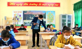 Xa nhà hơn 80 km, thầy giáo gác lại niềm riêng, ‘cõng chữ’ đến vùng cao biên giới