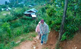 Cô giáo 9X lội bộ cả chục cây số, 'cõng' chữ lên bản làng ở Quảng Nam