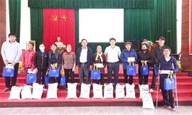 Mavin trao quà cho hàng trăm hộ gia đình nghèo 