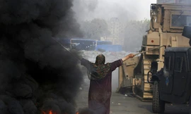 Người phụ nữ hiên ngang chắn xe ủi đàn áp người biểu tình của quân đội Ai Cập