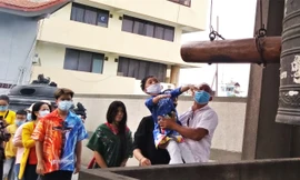 Người Sài Gòn xếp hàng dài đánh chuông ngày đầu năm mới 