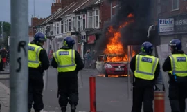 Nhiều quốc gia cảnh báo công dân khi bạo loạn lan rộng ở Anh