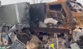 Xe bọc thép Mastiff tan tành sau khi hứng trọn hỏa lực xe tăng Nga 