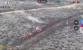 Ukraine công bố video 'đại lộ tử thần' đối với xe bọc thép Nga