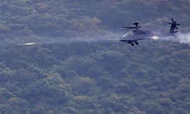 AH-64 Apache khai hỏa trong cuộc diễn tập bắn đạn thật ở đảo Đài Loan (Trung Quốc)