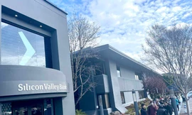 Cảnh tượng hàng trăm người xếp hàng dài chờ rút tiền ở Ngân hàng Thung lũng Silicon 