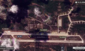 Hàng chục máy bay ném bom Nga hoạt động bất thường tại căn cứ không quân Olenya