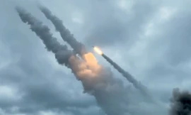 Gần 200 tên lửa và máy bay không người lái tấn công 11 tỉnh của Ukraine