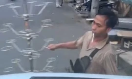 Tài xế xe khách 16 chỗ bị người bán hàng rong la mắng, dùng đồ inox vây kín xe