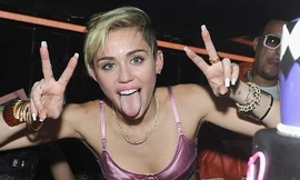 Miley Cyrus diện áo lót đi ra mắt album mới