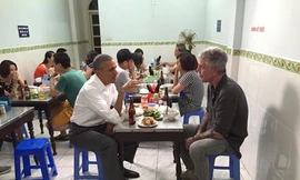 Đầu bếp Anthony Bourdain đăng ảnh ăn bún chả cùng Tổng thống Mỹ Obama trên Facebook. Ảnh: FBNV