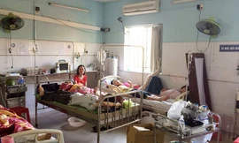 Gần 200 công nhân nhập viện sau khi ăn cơm hộp