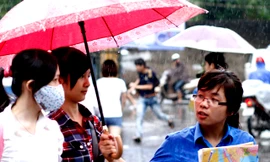 Áo xanh tình nguyện đội mưa tiếp sức sĩ tử