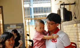 Nguyễn Tiến Danh và em nhỏ trong chương trình Nụ cười cho em