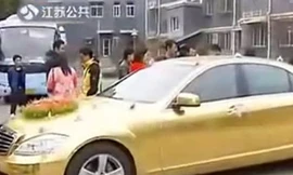 Náo động đám rước dâu với Mercedes mạ vàng