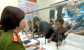 Mỗi người dân đang phải sử dụng hơn 10 loại giấy tờ liên quan cá nhân gây phiền phức Ảnh: Hồng Vĩnh