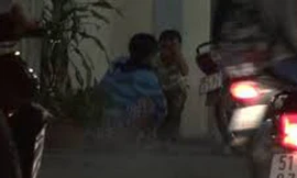 Clip: Nở rộ bán dạo bao cao su trên vỉa hè Sài Gòn