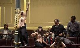 Ba cô gái ngực trần biểu tình đòi... quyền nạo phá thai