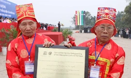 Đại diện bô lão trong làng rước bằng di sản về Đền Thánh Gióng