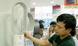 Kỹ sư Phạm Thành Sơn bên chiếc quạt Coex