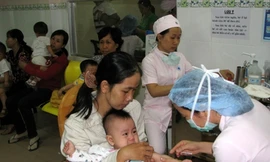 Tiêm vắc xin Quinvaxem: Vẫn ngay ngáy lo tai biến!