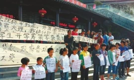 13 em bé đứng dàn hàng biểu tình đòi lương cho cha mẹ