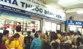 Ken cứng bệnh nhân ở nhà thuốc BV Chấn thương chỉnh hình TPHCM Ảnh: L.N