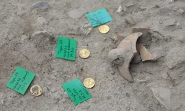 Phát hiện tiền vàng 2.300 tuổi quý hiếm và những bình cổ chứa xương kì dị