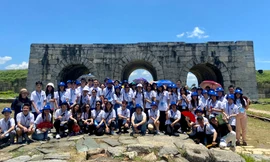 Kiều bào trẻ thăm di tích Lam Kinh, tặng quà Làng trẻ SOS Thanh Hóa 