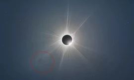 Ghi lại được khoảnh khắc một cơn bão khổng lồ từ mặt trời trong nhật thực toàn phần 