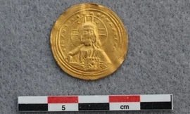 Khai quật được đồng tiền vàng hơn 1.000 năm tuổi có khắc hình khuôn mặt Chúa Giêsu 