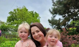 Kỳ lạ: Hai bé gái được sinh cùng một mẹ một ngày, nhưng không phải song sinh 