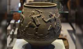 Tiết lộ các hình chạm khắc võ sỹ giác đấu trên bình hỏa táng 