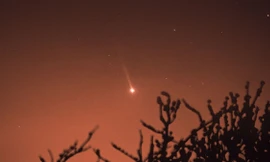 Đuôi sao chổi khổng lồ của Sao Thủy khi nó tiến sát Mặt trời như thế nào? 