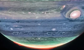 Phát hiện dòng tia khổng lồ di chuyển nhanh gấp đôi bão cấp 5 trên Sao Mộc 