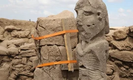 Bí ẩn bức tượng người đàn ông khổng lồ cầm 'của quý'