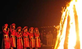 Nhảy lửa giữa Thủ đô